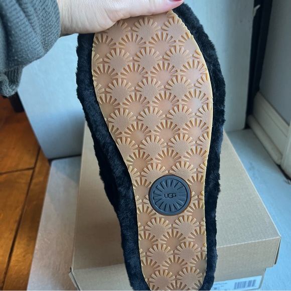 UGG Fluff Yeah Slides in Black NWT Size 8 - Picture 4 of 7